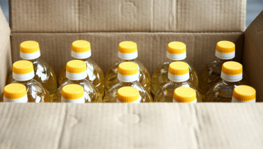 Productie van eetbare oliën in een industriële verwerkingsfabriek.