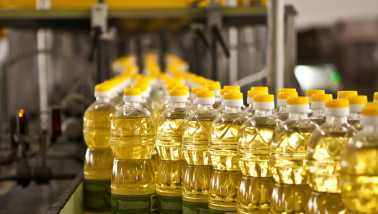 Productie van eetbare oliën in een industriële verwerkingsfabriek.