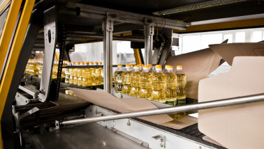 Productie van eetbare oliën in een industriële verwerkingsfabriek.