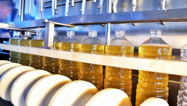 Productie van eetbare oliën in een industriële verwerkingsfabriek.