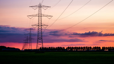 Hoogspanningsmasten tegen een ondergaande zon