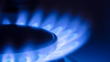 Aangestoken gas kookplaat met zichtbare blauwe vlammen.