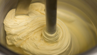 Vers deeg, klaar voor verwerking in de bakkerij