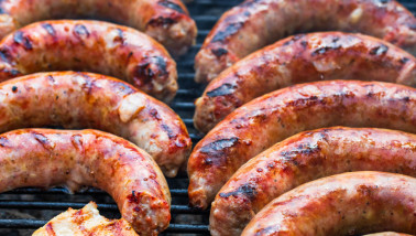 Worst van varkensvlees op de barbecue