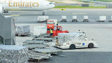 Luchtvracht met goederen die worden geladen of vervoerd per vrachtvliegtuig.