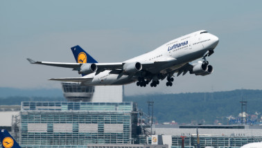 Lufthansa-vliegtuig dat opstijgt vanaf de luchthaven.