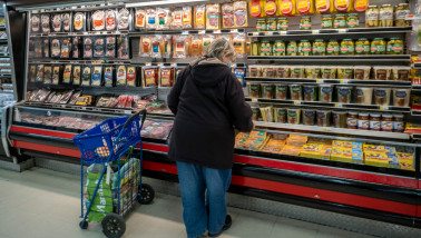 Vrouw doet boodschappen in de supermarkt