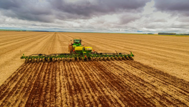 Luchtbeeld van een tractor die land voorbereidt voor het zaaien