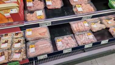 Verpakt vlees uitgestald in het koelschap van de supermarkt.