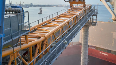 Graanelevator in een zeehaven, onderdeel van een industriële bulkoverslagzone voor graan.