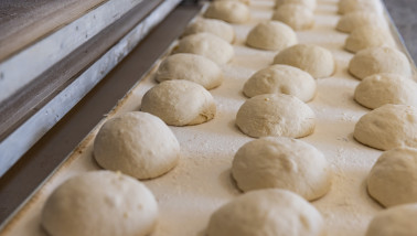 Vers deeg, klaar voor productie in de bakkerij