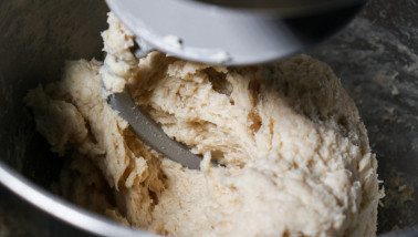 Vers deeg, klaar voor verwerking in de bakkerij