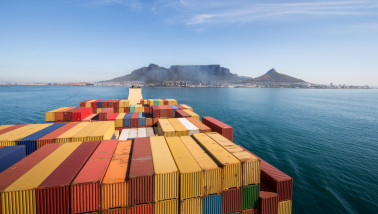 Groot containerschip dat vrachtcontainers over de oceaan vervoert