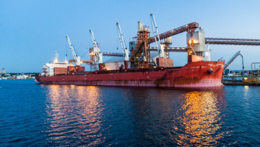 Uitzicht op de sojaterminal van Cargill in de rivierhaven van Santarém, met silo’s en laadinstallaties aan de kade