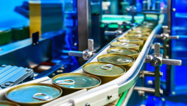 Ingeblikte voedselproducten op een lopende band