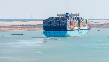 vaart door het Suezkanaal, groot zeeschip met containers in smalle internationale vaarroute