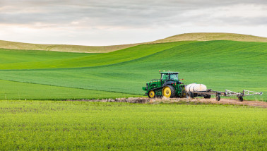 Landbouwtractor in de golvende tarwevelden van de Palouse-heuvels.