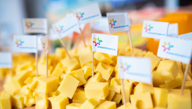 Kaasblokjes met vlaggetje van FrieslandCampina, zuivelproduct