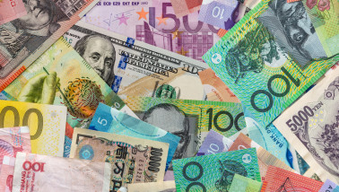 Verschillende valuta-bankbiljetten door elkaar.