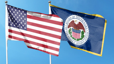 De Amerikaanse vlag en de vlag van de Federal Reserve wapperen naast elkaar