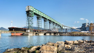Havenfaciliteit voor granen, oliehoudende zaden en peulvruchten in Vancouver, met bulktanker aan de kade en graansilo’s