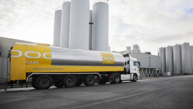 Melkwagen van DOC Kaas vervoert verse zuivelproducten van boerderijen naar verwerkingsfabrieken