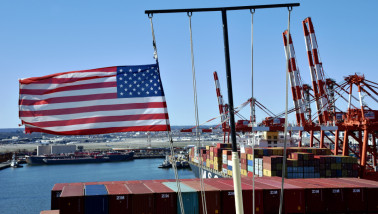 Amerikaanse vlag op mast van vrachtschip in containerterminal Newark