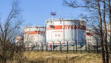 Olietanks van het Russische oliebedrijf LUKOIL, industriële energie-infrastructuur