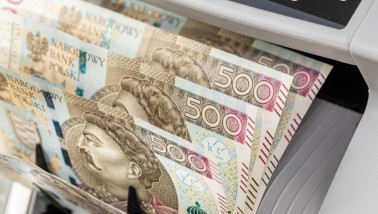 Polen geld. Poolse bankbiljetten van 500 zloty in een geldtelmachine.