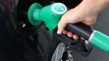 Enkhuizen, Noord-Holland / Nederland – 21 juni 2020: close-up van het tanken van een auto.