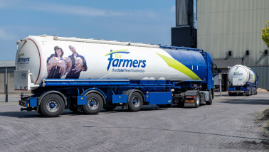 ZWOLLE, NEDERLAND – 8 MEI 2023: ForFarmers-vrachtwagens met silotrailer bij de mengvoederfabriek