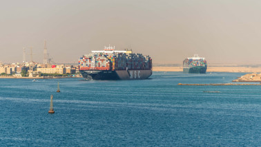 Grote containerschepen varen door het Suezkanaal in Egypte