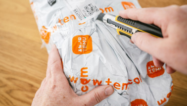 Aken, Duitsland - 21 februari 2024: Verzendpakket van TEMU