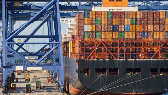 Groot containerschip dat vrachtcontainers over de oceaan vervoert