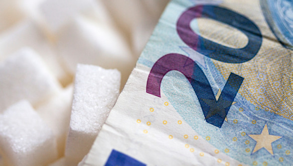 Eurobiljet naast suikerklontjes, symbool voor suikerprijzen