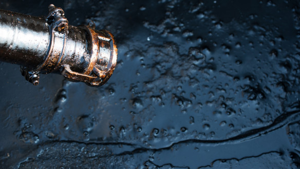 Ruwe zwarte olie, aardolie in onbewerkte vorm voor raffinage