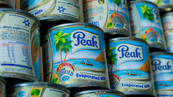 Stapels Peak volle ongezoete gecondenseerde melkblikken