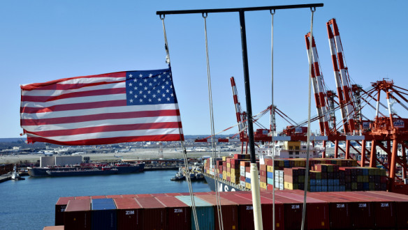 Amerikaanse vlag op mast van vrachtschip in containerterminal Newark