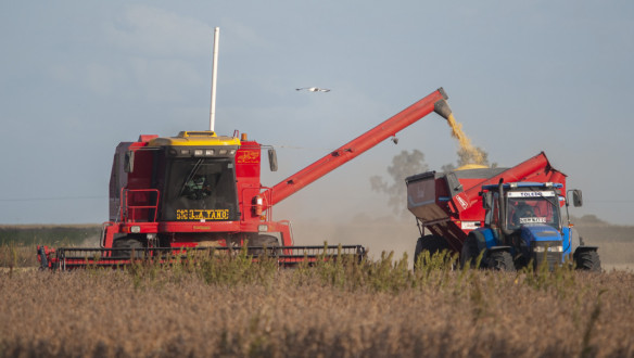 Combine en overlaadwagen zijn soja aan dorsen in Argentië