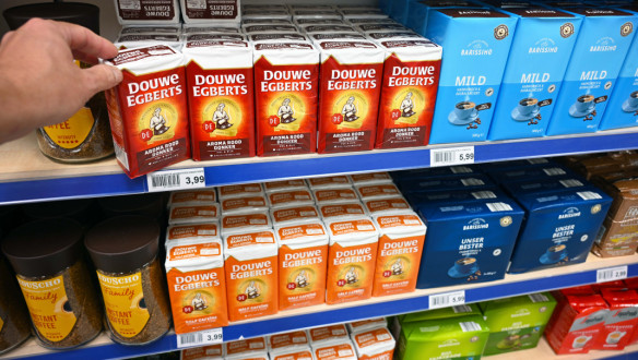 DRENTHE, NEDERLAND - 28 AUGUSTUS 2025: Douwe Egberts merk packs van gemalen filter koffie in de schappen van een Die Grenze outlet supermarkt.
