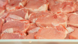 Assortiment verse varkensvleesfilets netjes uitgestald