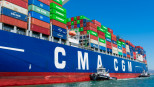 Groot containerschip dat vrachtcontainers over de oceaan vervoert
