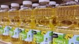 Flessen koolzaadolie in een supermarkt